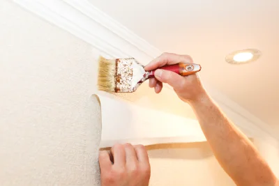Pose de papier peint à Rougiers — revêtements muraux et toiles de verre